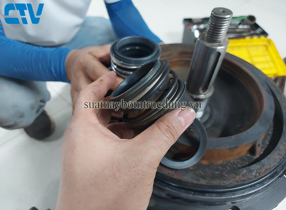 Tại sao cần vệ sinh và kiểm tra trục bơm trước khi lắp phớt máy bơm?