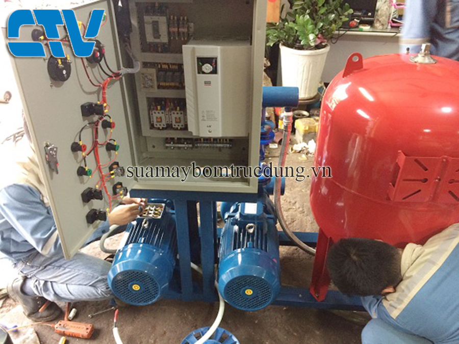 Tủ điện điều khiển 2 máy bơm chạy luân phien bằng biến tần